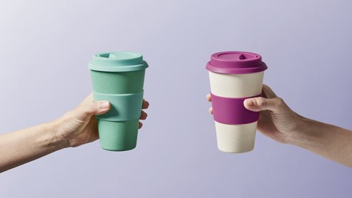 Zwei Hände halten Mehrwegbecher