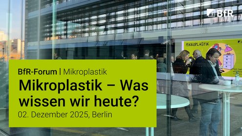 Foto durch Glasfront vom Foyer vor dem Meeting-Hörsaal mit Stehtischen und Besuchern, die Kaffee trinken; links unten im Bild hellgrüne Textbox mit Videotitel