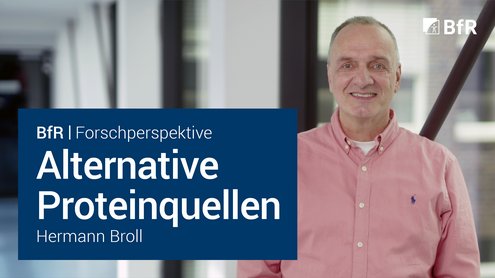 Porträtfoto von Hermann Broll (rechts im Bildbereich) im Glasdurchgang zwischen BfR-Gebäuden. Links unten im Bild dunkelblaue Textbox mit weißer Schrift mit Videotitel, oben rechts weißes BfR-Logo.