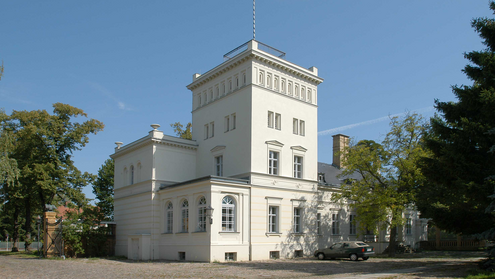 Weißes Haus mit Turm. Das ehemalige Gutshaus in Berlin-Marienfelde ist einer von vier Standorten des BfR.