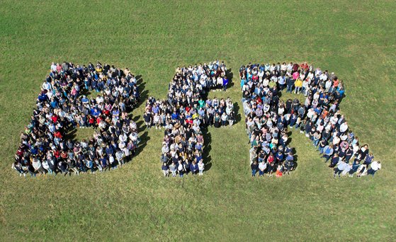Schriftzug BfR durch BfR-Mitarbeitende dargestellt