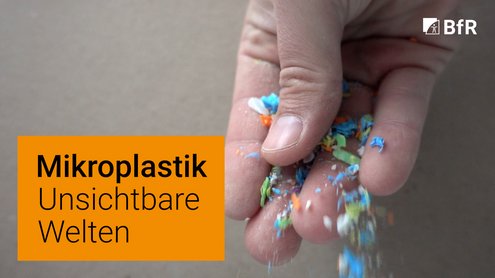 Mikroplastik_Unsichtbare_Welten Eine Hand lässt Mikroplastikpartikel herunterrieseln