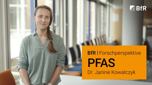 Die Wissenschaftlerin ist links im Bild vor einer Fensterfron, rechts unten ist eine orangefarbene Textbox mit dem Videotitel