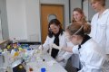 Im Labor erlernten die Mädchen <br>chemische, mikrobiologische …