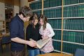 In der Bibliothek lernten die Mädchen<br>wissenschaftliche Texte zu recherchieren.